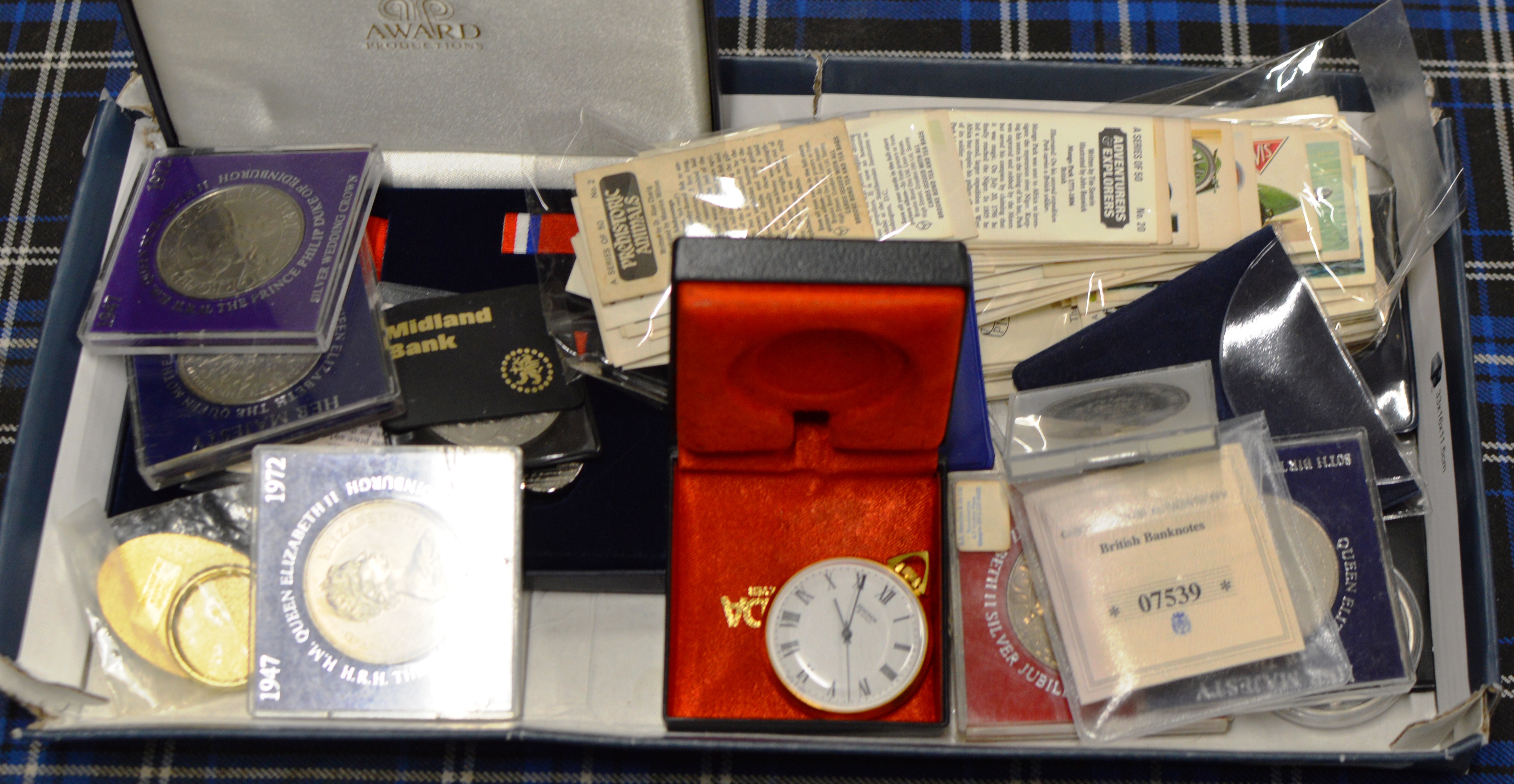 BOX CONTAINING QUANTITY OF VARIOUS COINAGE, COMMEMORATIVE COINS, CIGARETTE CARDS, MODERN SEKONDA