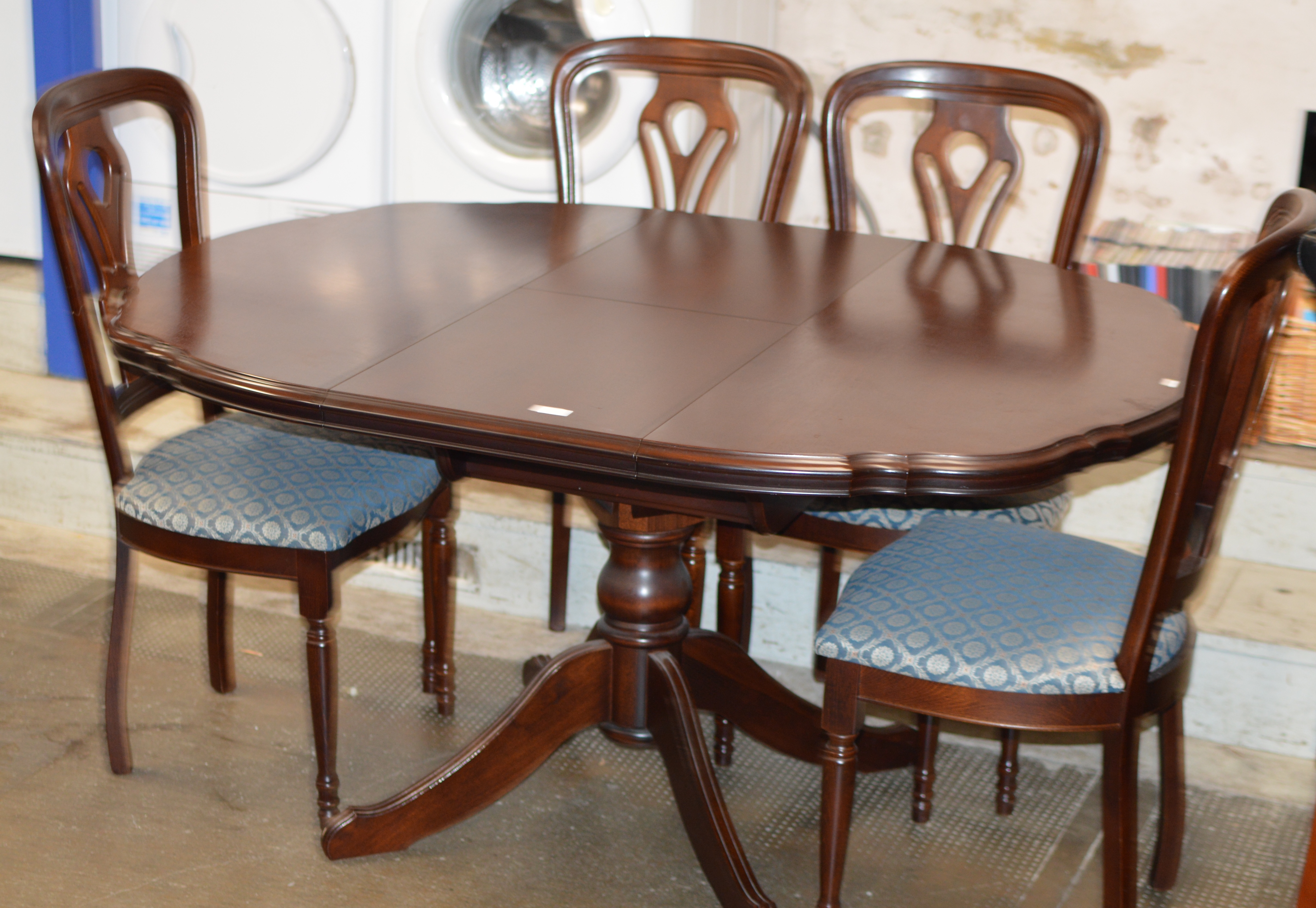 REPRODUCTION MAHOGANY DINING TABLE WITH 4 CHAIRS