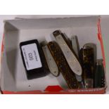 SMALL TORTOISE SHELL STYLE BOX TOGETHER WITH THE VARIOUS PENKNIVES, SOME SILVER BLADED