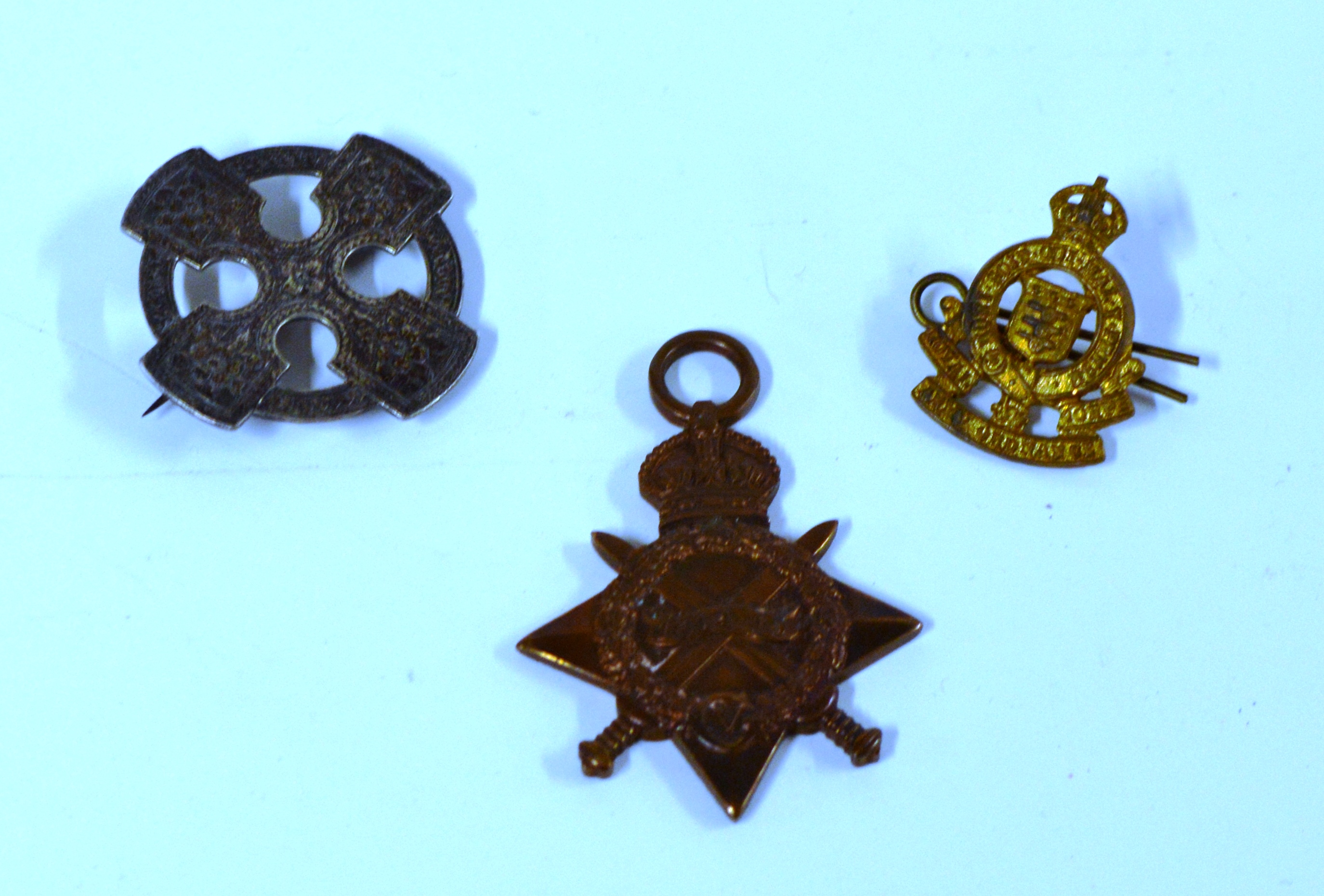 CELTIC STYLE BROOCH, WWI MEDAL & MARINE CORPS BADGE