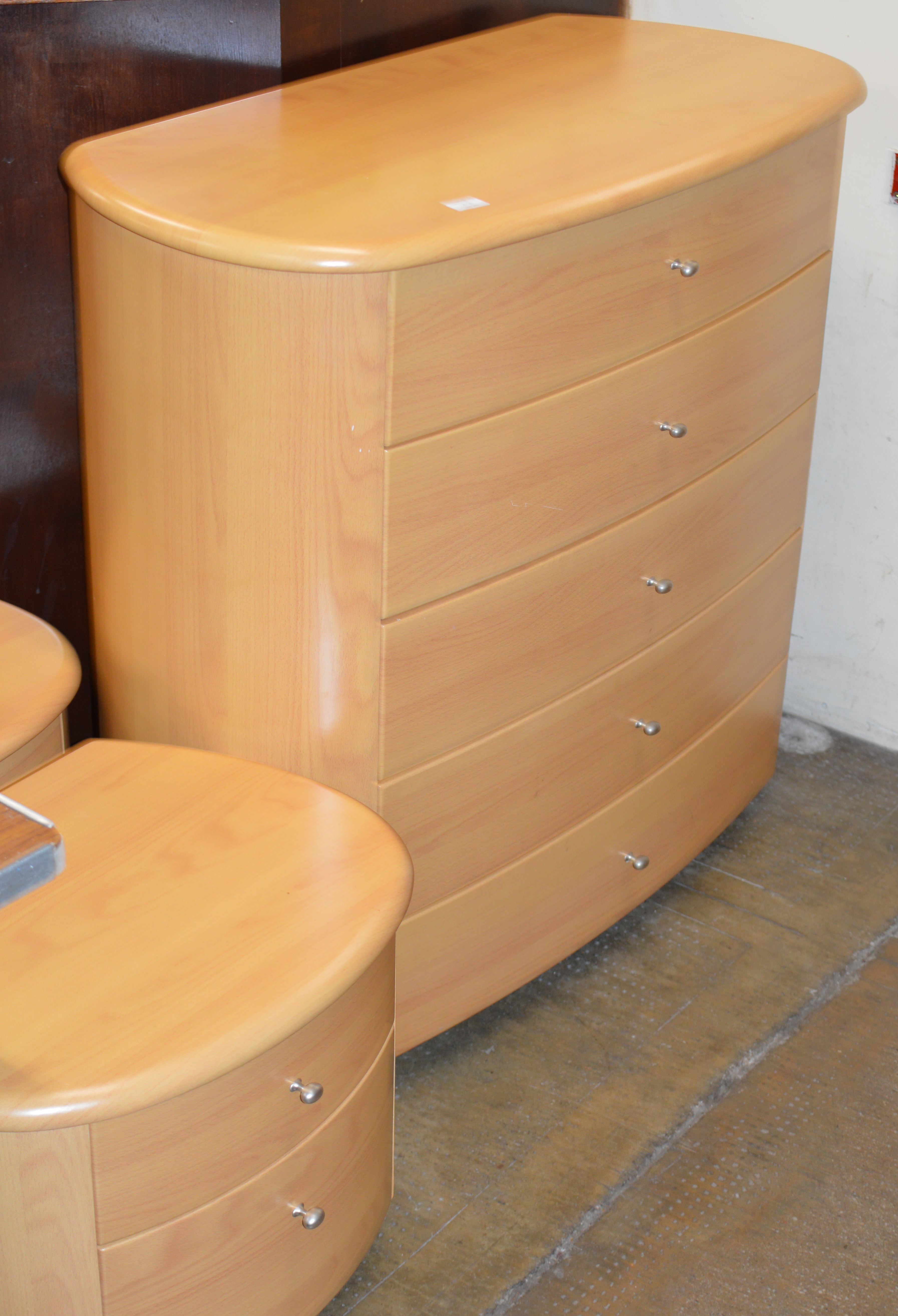 3 PIECE BEDROOM SUIT COMPRISING 2 BEDSIDE CABINETS & CHEST OF DRAWERS