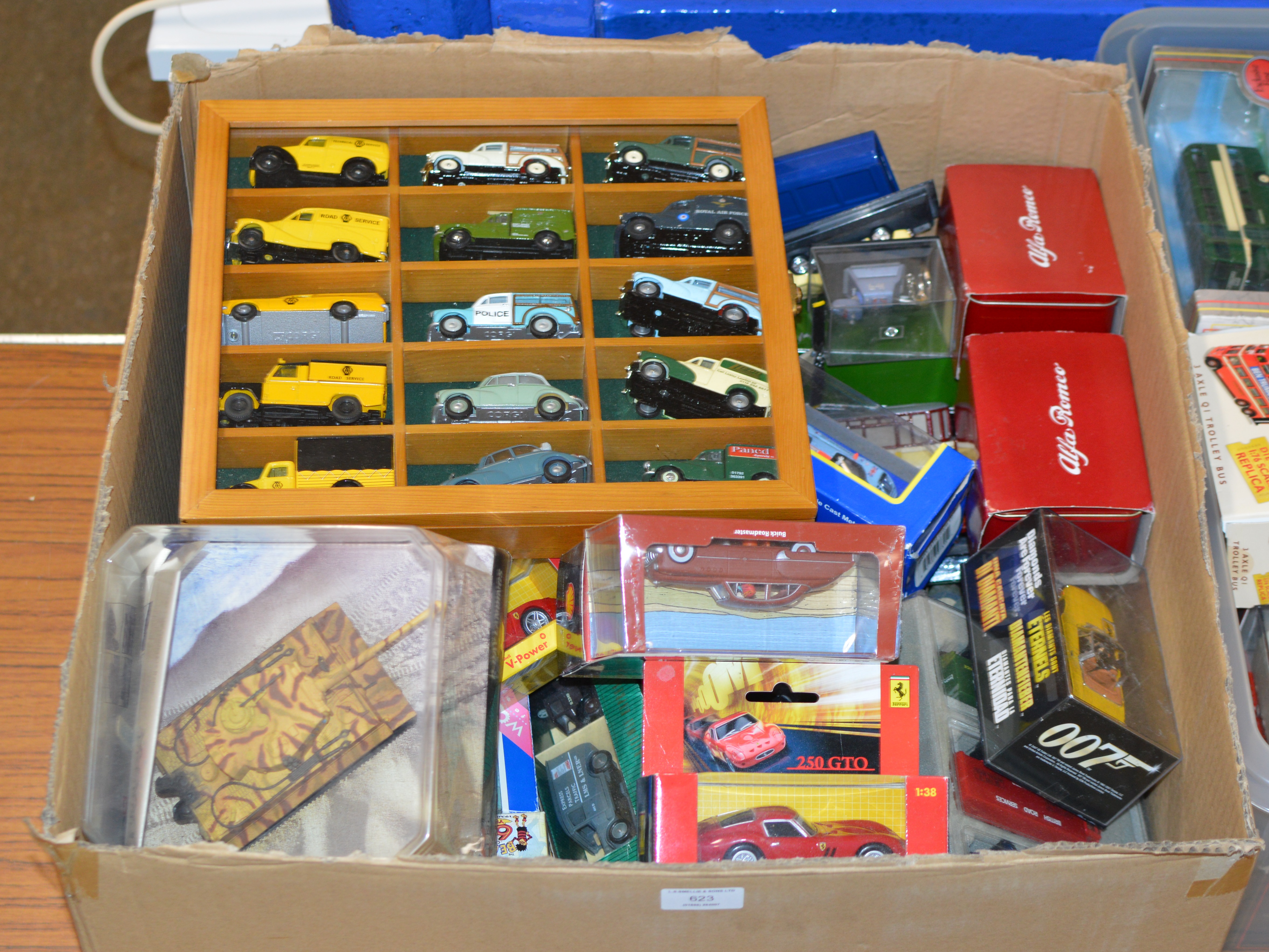 BOX CONTAINING VARIOUS LOOSE & BOXED MODEL VEHICLES, CORGI ETC