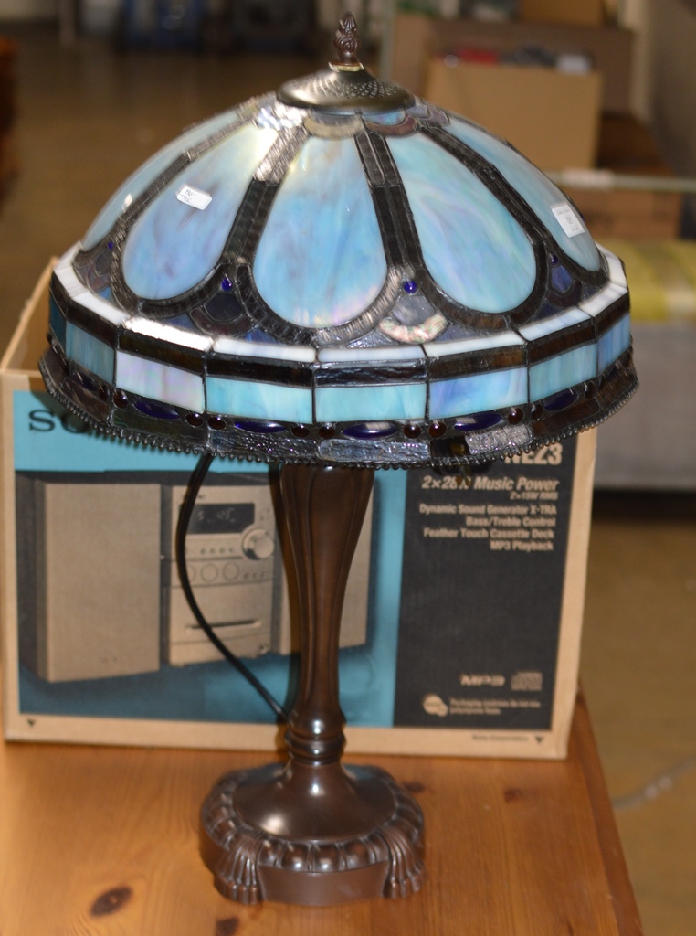 ART NOUVEAU STYLE LEADED GLASS TABLE LAMP