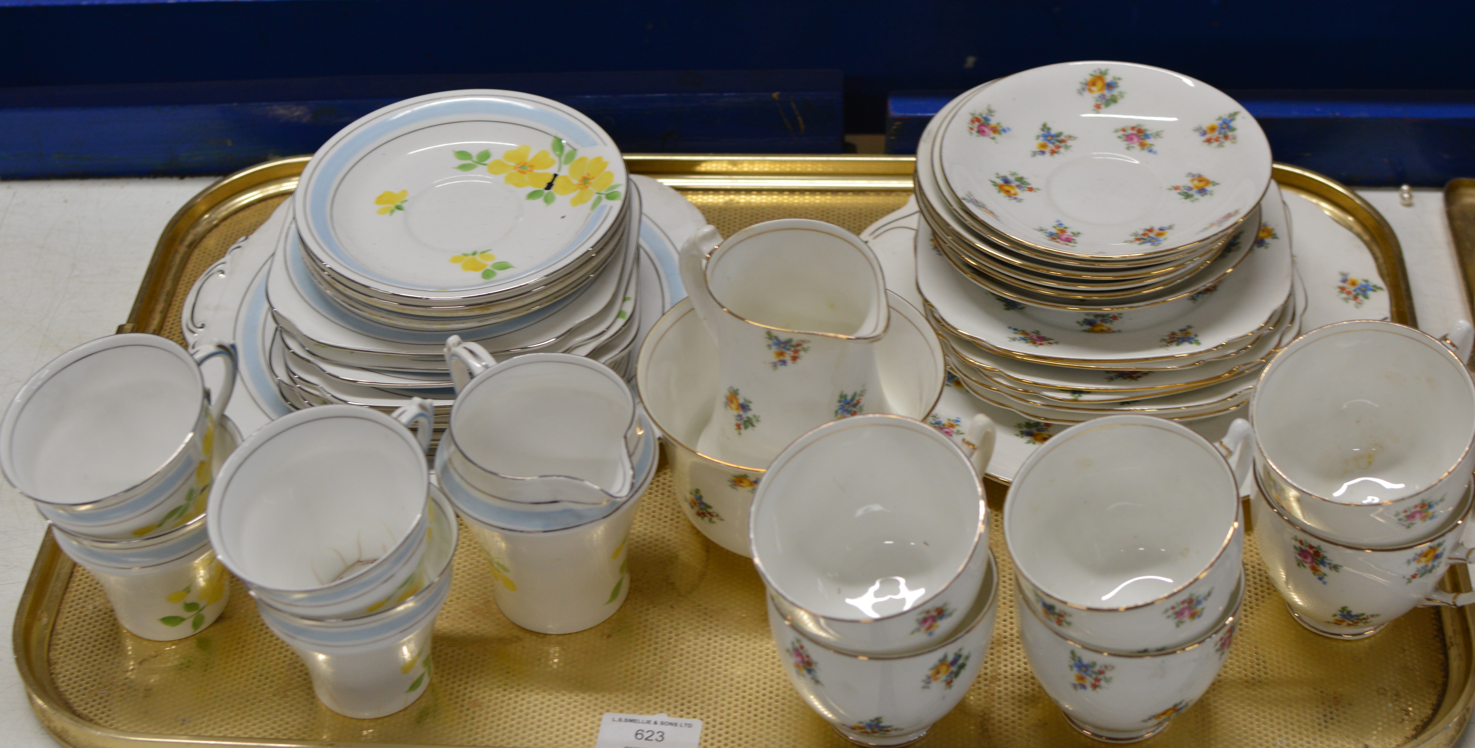 TRAY CONTAINING VARIOUS TEA WARE