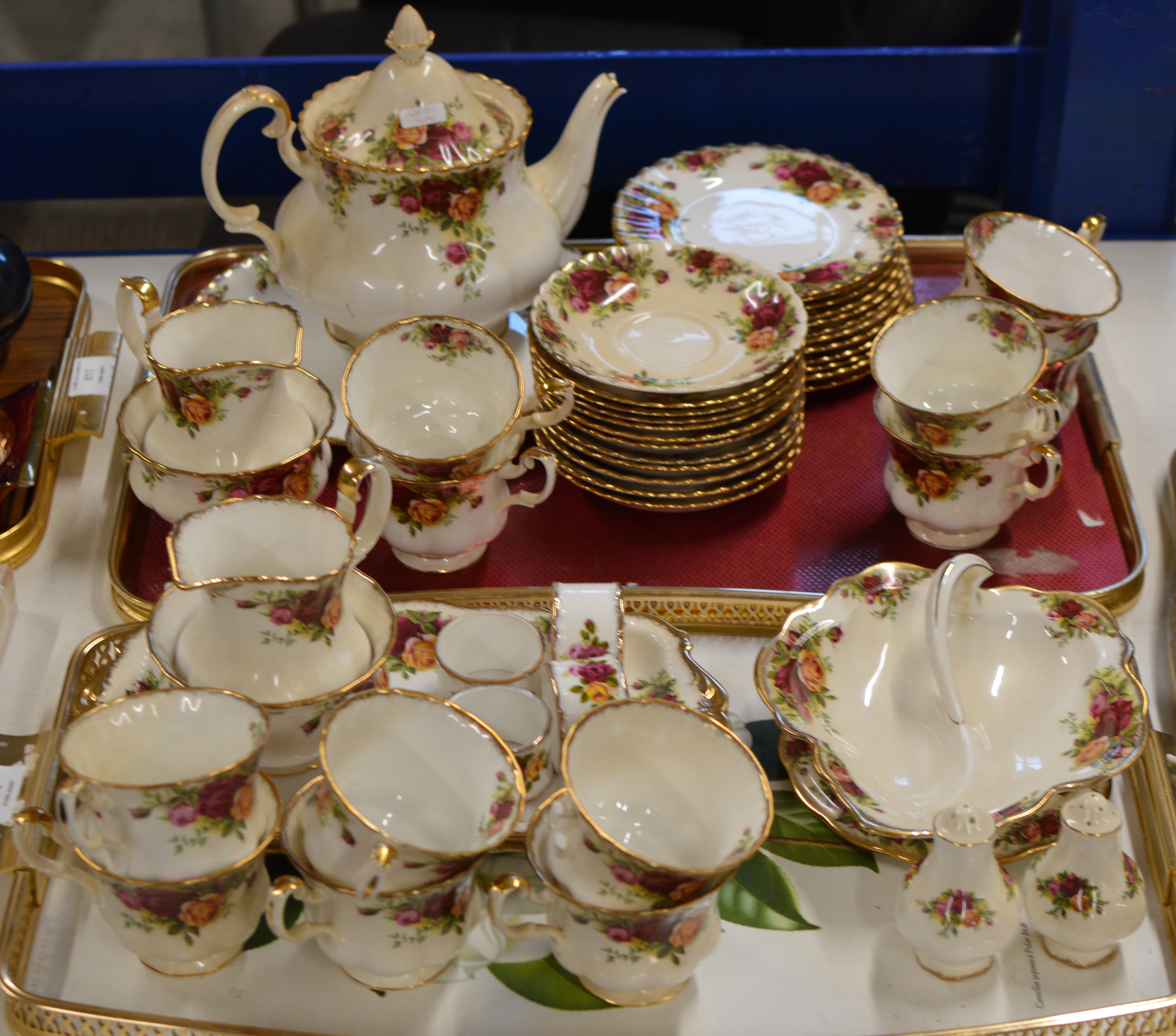 2 TRAYS CONTAINING QUANTITY ROYAL ALBERT OLD COUNTRY ROSE TEA & TABLE WARE