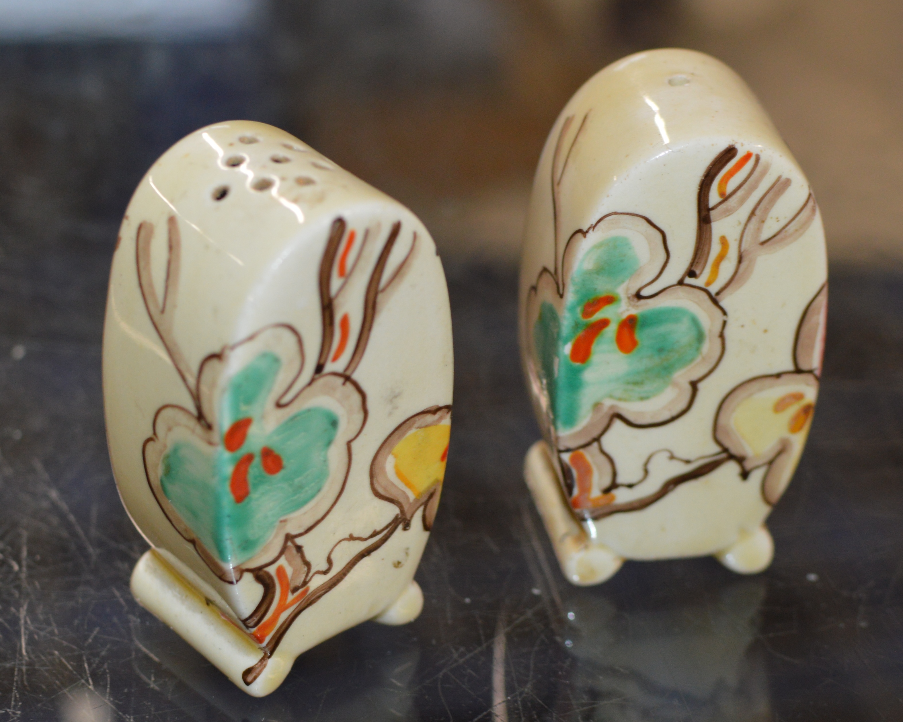 A PAIR OF ART DECO HAND PAINTED SALT & PEPPER CRUETS IN THE STYLE OF CLARICE CLIFF - Image 2 of 4