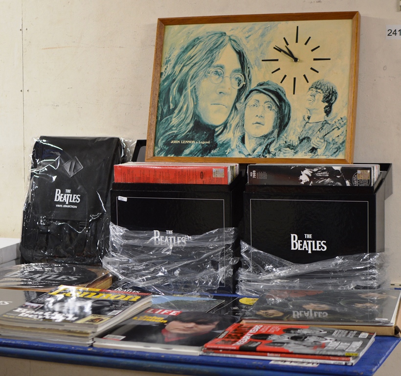 LARGE COLLECTION OF VARIOUS BEATLES MEMORABILIA INCLUDING RECORDS, MAGAZINE, BAG ETC