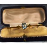 9CT GOLD BAR BROOCH WITH SET STONE IN FITTED CASE APPROX. WEIGHT: 1.5 GRAMS