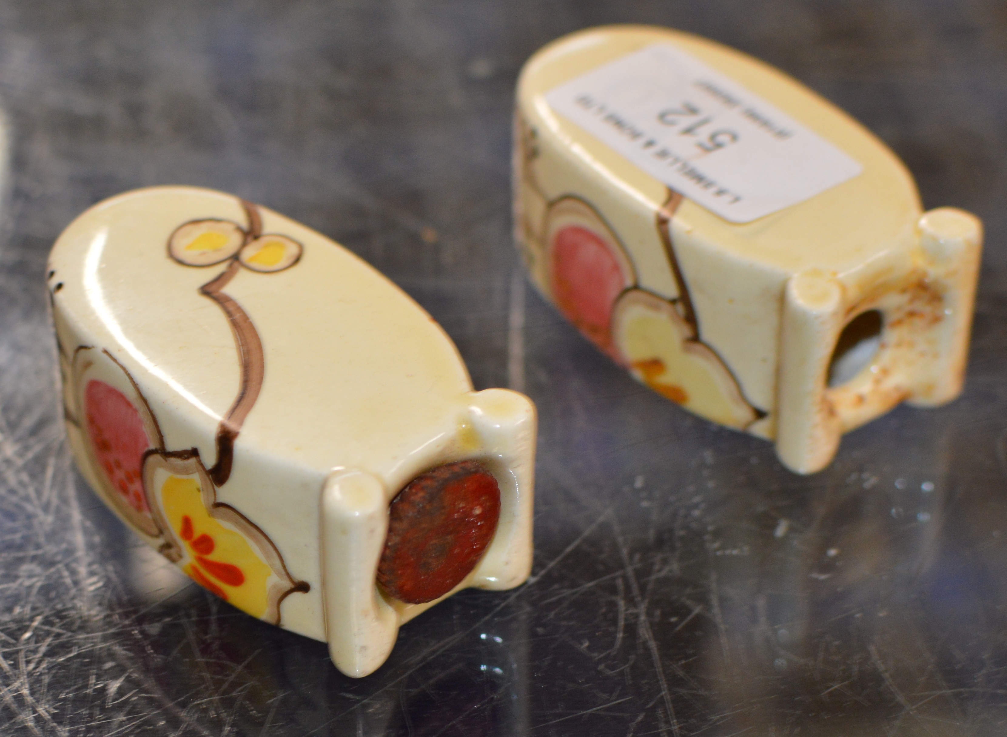 A PAIR OF ART DECO HAND PAINTED SALT & PEPPER CRUETS IN THE STYLE OF CLARICE CLIFF - Image 4 of 4