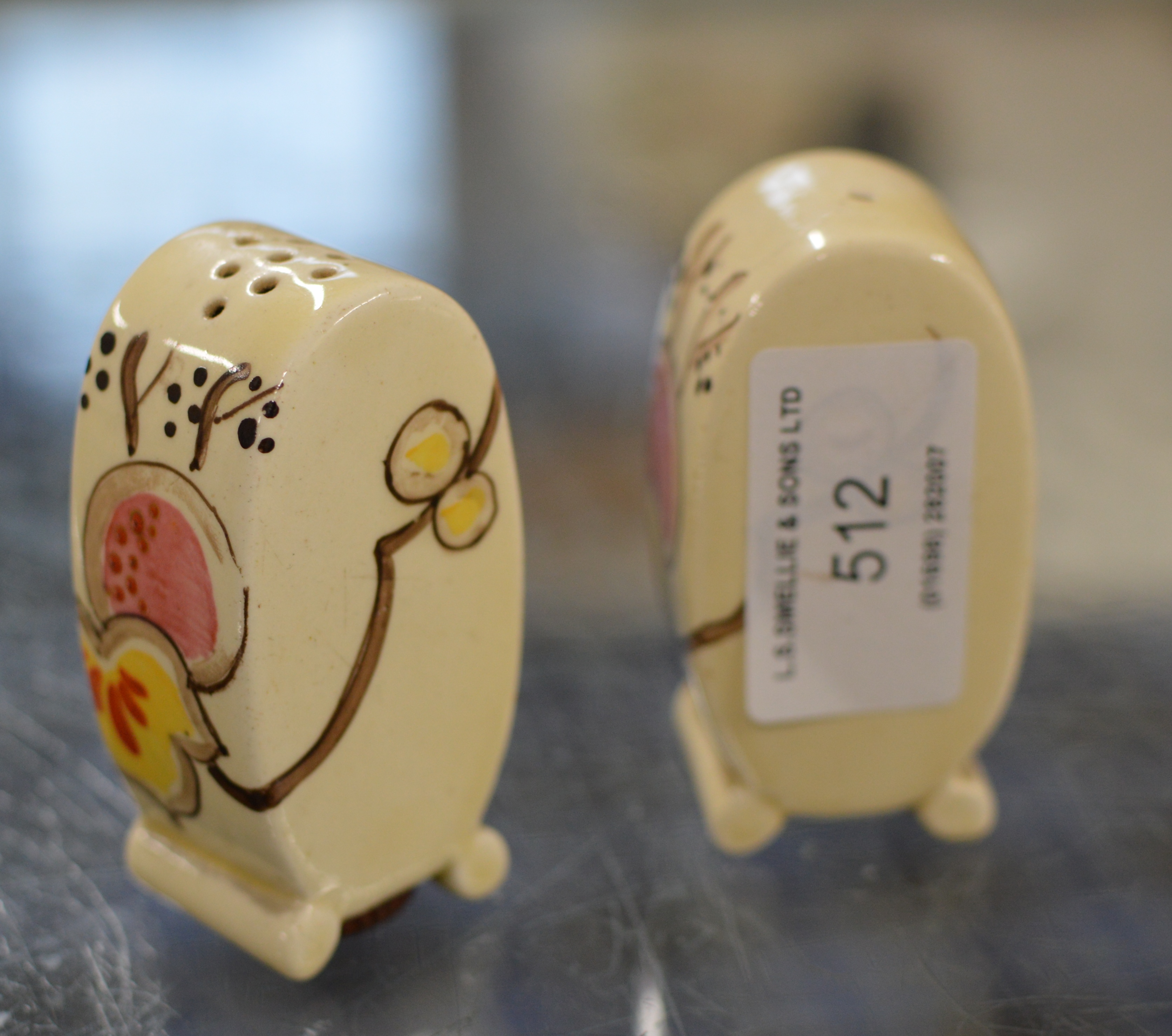 A PAIR OF ART DECO HAND PAINTED SALT & PEPPER CRUETS IN THE STYLE OF CLARICE CLIFF - Image 3 of 4
