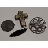 A SCOTTISH STERLING SILVER CELTIC DESIGN BROOCH, AN ENAMEL BROOCH, A 19TH CENTURY CHURCH TOKEN & A