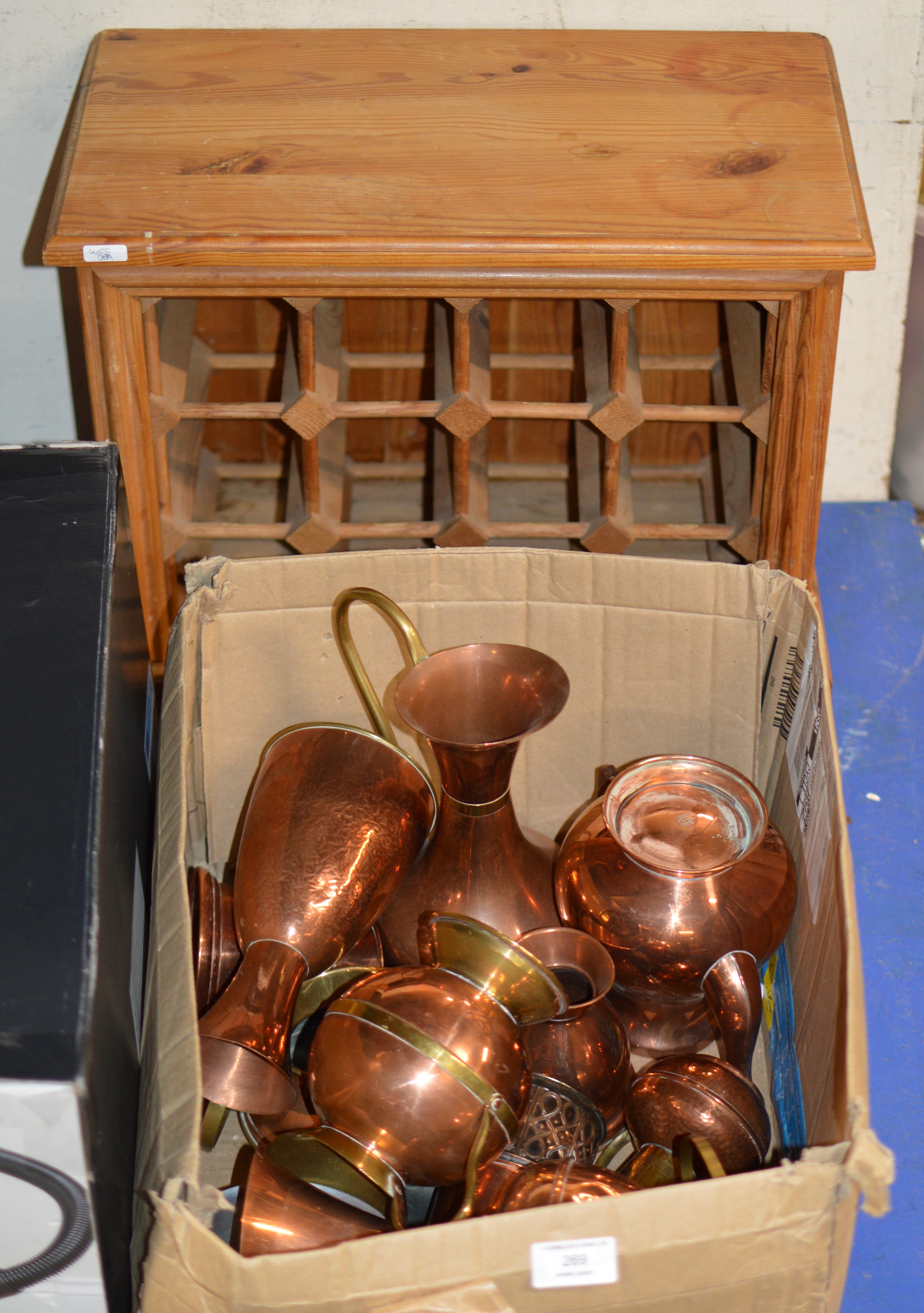 BOX CONTAINING VARIOUS COPPER WARE & SMALL PINE BOTTLE RACK