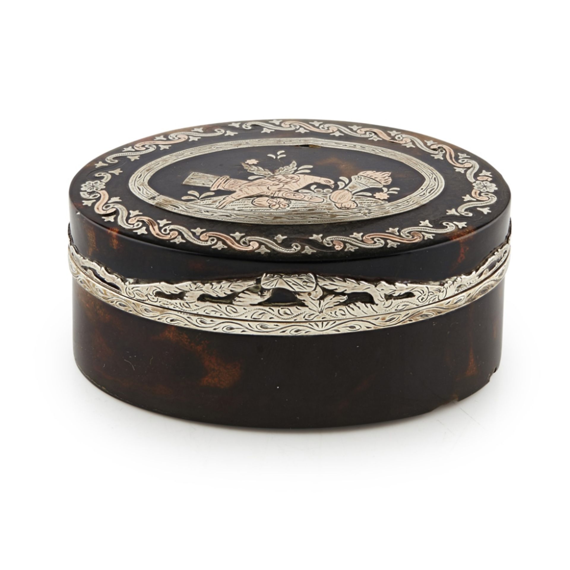 FRENCH TORTOISESHELL AND PIQUE SNUFF BOXLATE 18TH/ EARLY 19TH CENTURY of oval form, the hinged lid - Image 2 of 3