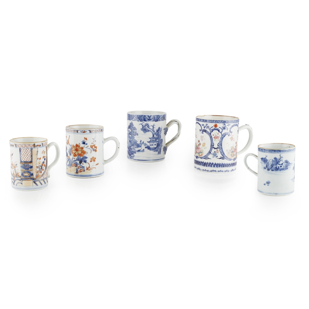 FIVE CHINESE EXPORT PORCELAIN TANKARDSQING DYNASTY, 18TH CENTURY comprising two blue and white