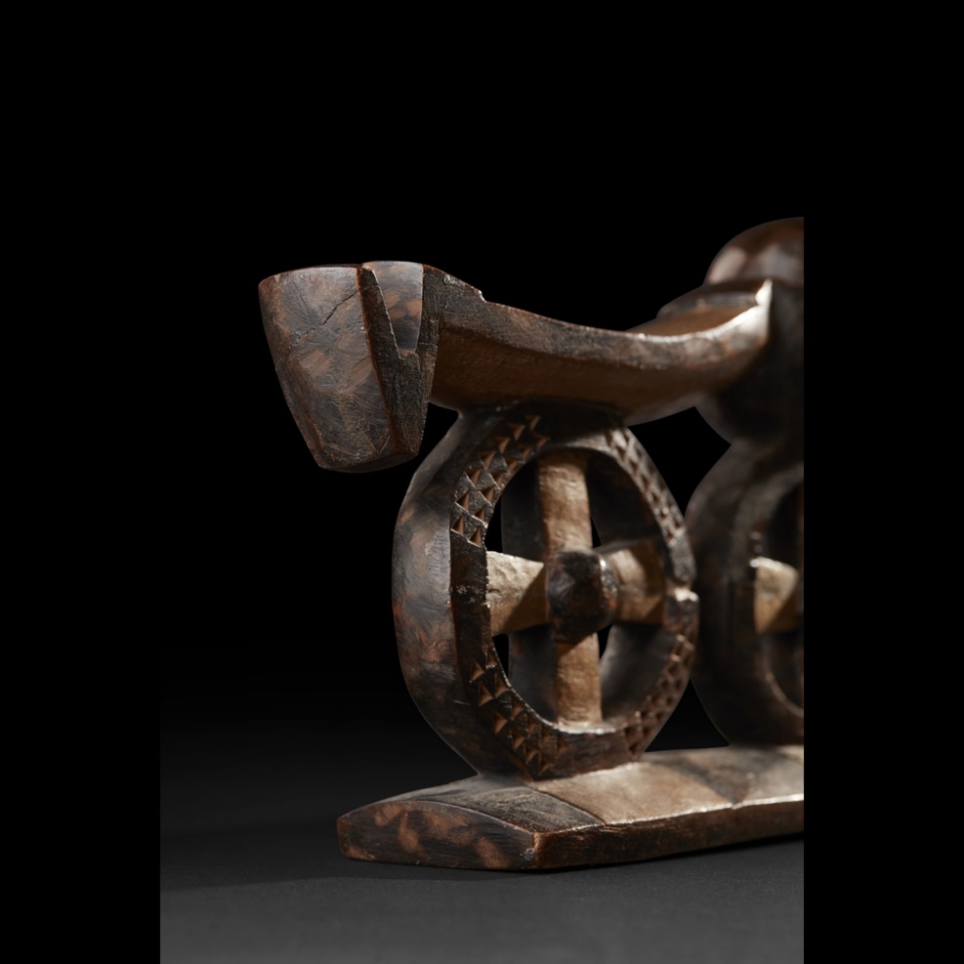 NORTH NGUNI NECKRESTSOUTH AFRICA carved wood and pokerwork, with dual neck supports seperated by a - Image 4 of 6