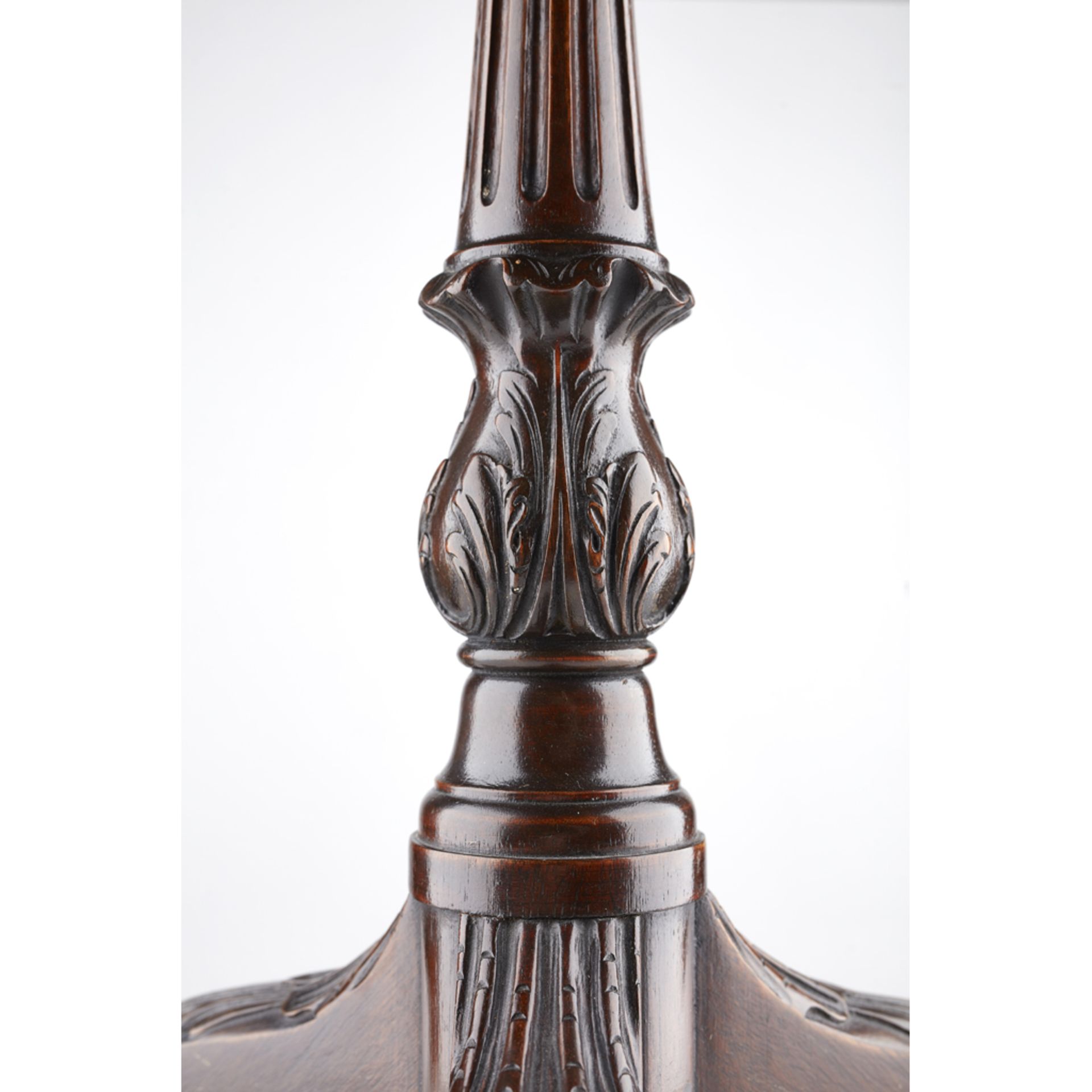 GEORGIAN STYLE MAHOGANY WINE TABLE EARLY 20TH CENTURY the piecrust top above a fluted and acanthus - Image 3 of 3