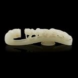 WHITE JADE 'DRAGON' BELT HOOKQING DYNASTY, 18TH/19TH CENTURY meticulously worked with a horned