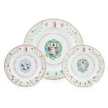 SET OF THREE ARMORIAL PLATESQING DYNASTY, 18TH CENTURY comprising a charger and two smaller