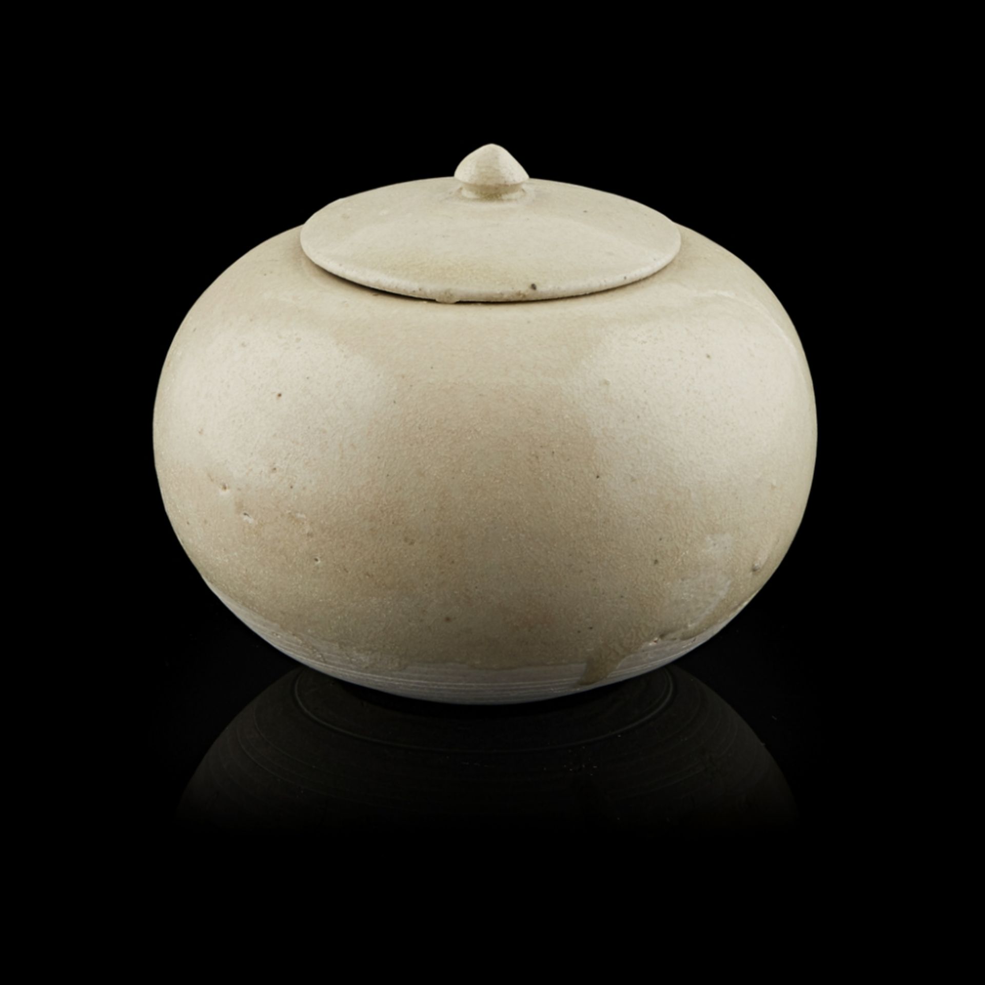 GONGXIAN-KILN WHITE-GLAZED STONEWARE GLOBULAR WASHER AND COVERTANG DYNASTY the vessel of slightly