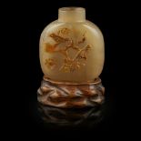AGATE SNUFF BOTTLEcarved utilising the inherent colour variations of the stone with two birds