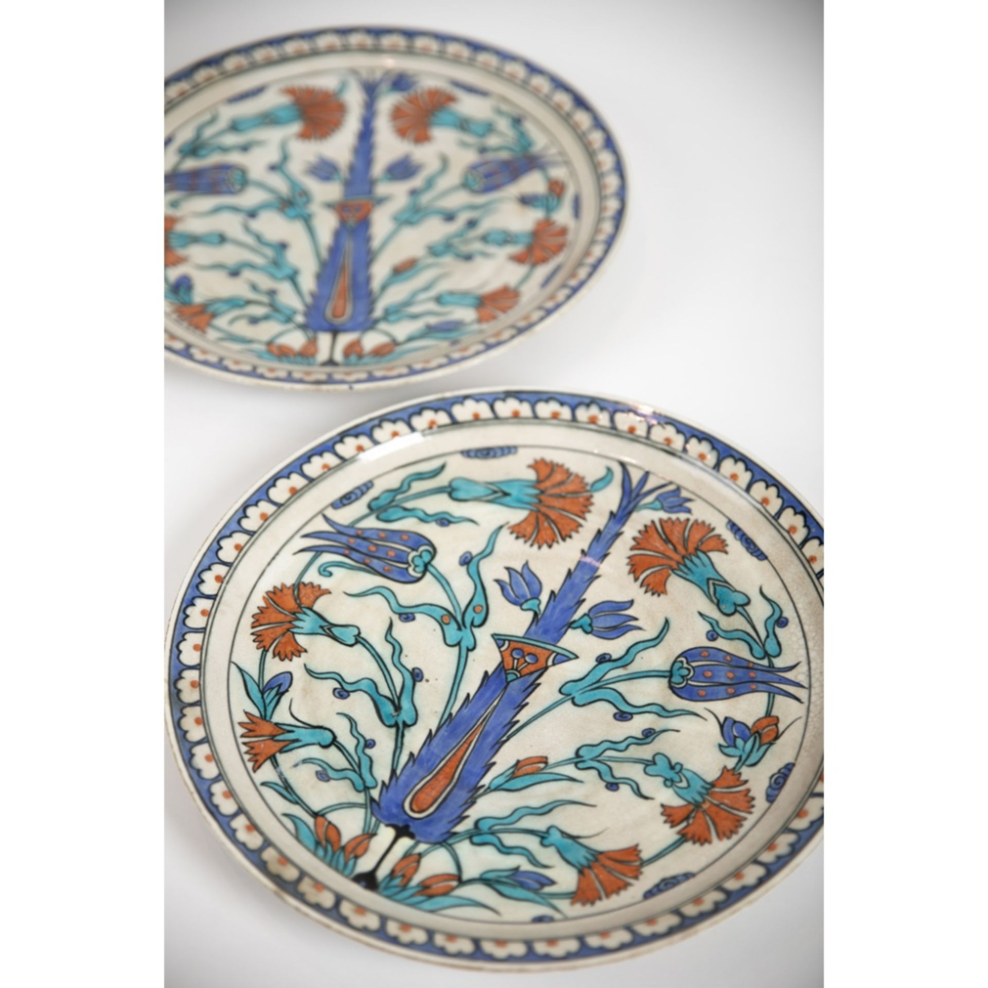 PAIR OF SAMSON IZNIK-STYLE POTTERY CHARGERS FRANCE, 19TH CENTURY each decorated with a central - Image 3 of 5