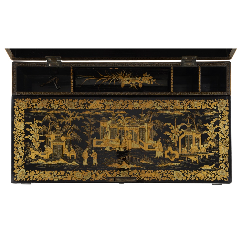 CANTON LACQUER LAP DESKQING DYNASTY, 19TH CENTURY the exterior finely lacquered with - Image 5 of 7