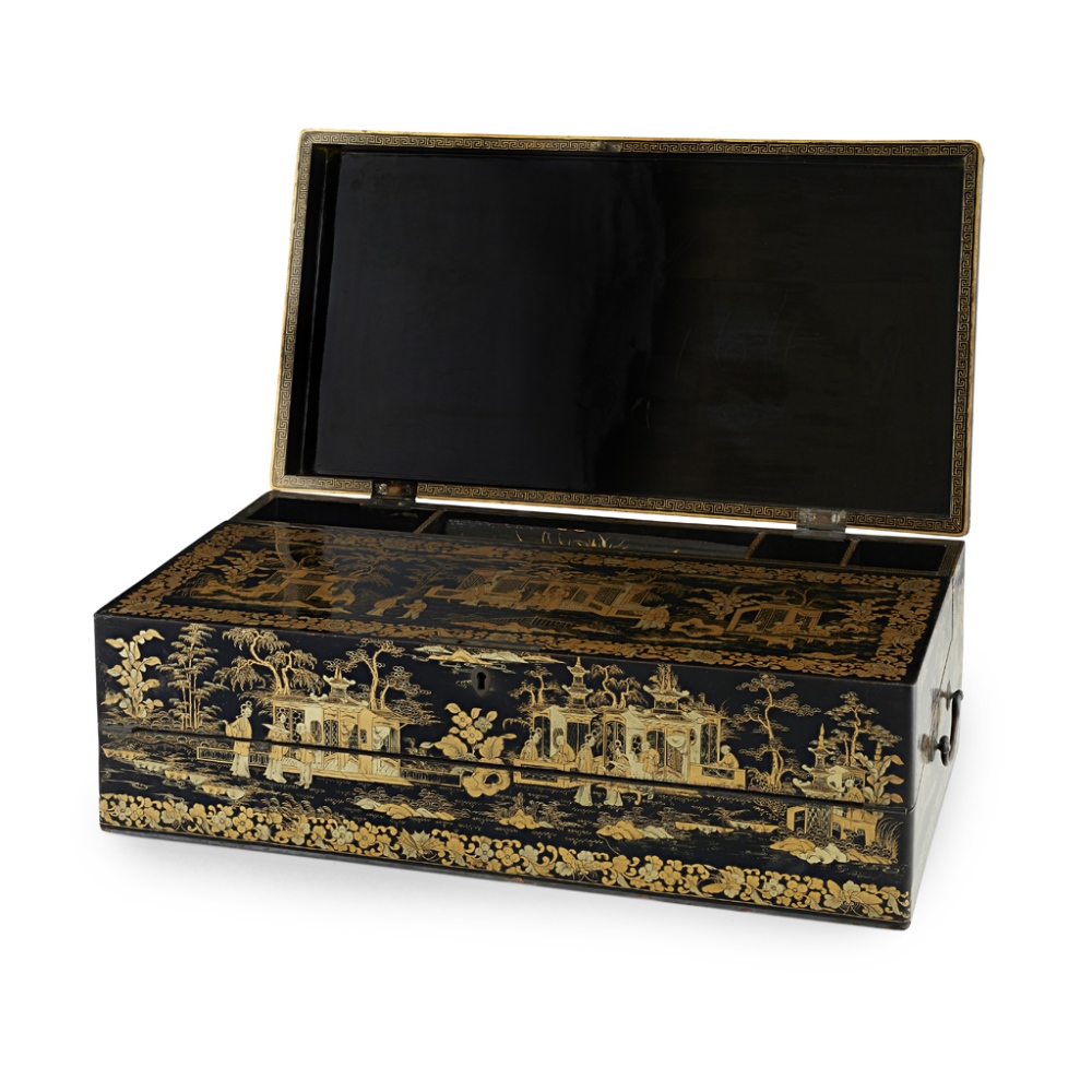 CANTON LACQUER LAP DESKQING DYNASTY, 19TH CENTURY the exterior finely lacquered with - Image 3 of 7