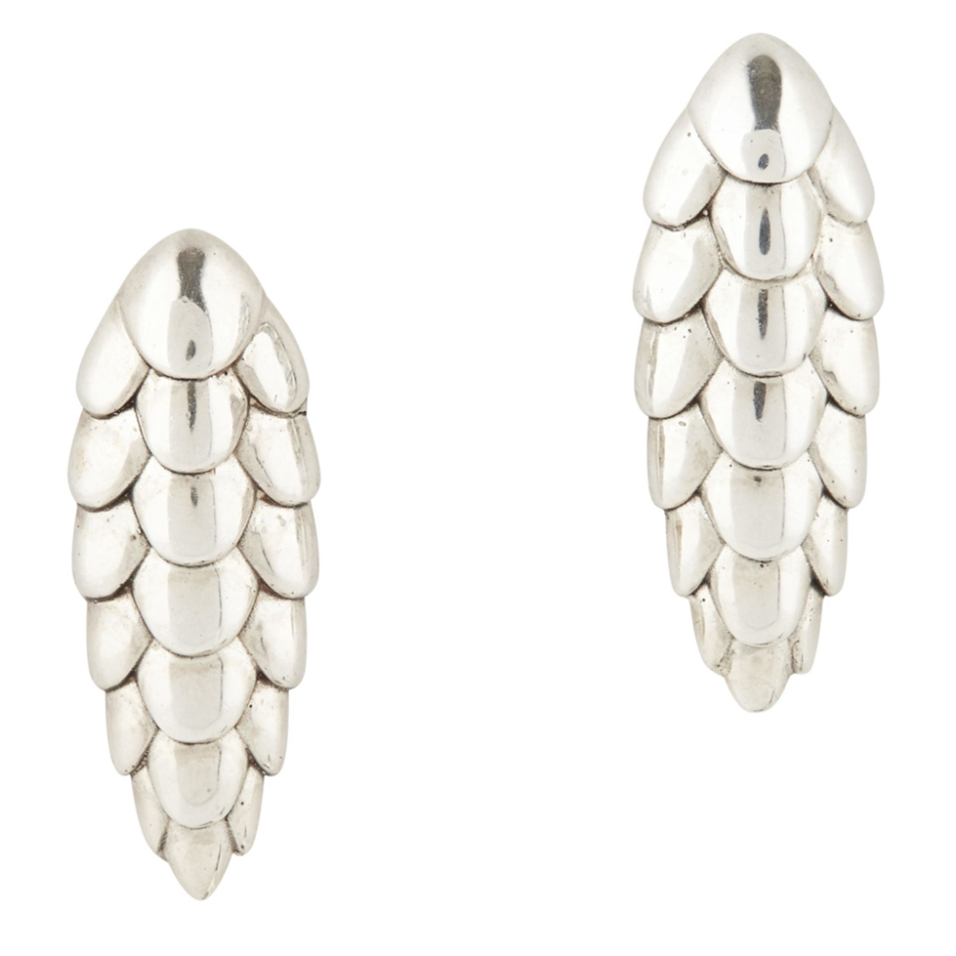 A 'Pangolin' ring and matching earrings, Patrick Mavros both of stylised scaled design, the earrings - Image 2 of 2