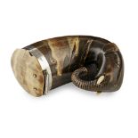 A RARE NOVELTY COW HORN SNUFF MULL UNMARKED the polished cow horn body with carved elephant head