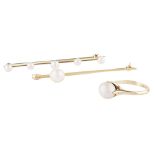 A COLLECTION OF SCOTTISH PEARL JEWELLERY to include a 9ct gold single pearl set ring, a bar brooch