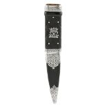 AN EDWARDIAN ARGYLL & SUTHERLAND HIGHLANDER SGIAN DUBH EDINBURGH, 1907 the large basket weave carved