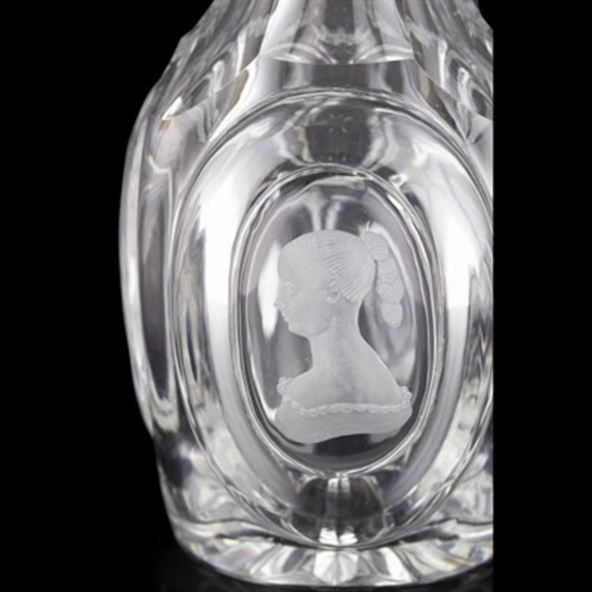 LARGE BOHEMIAN ENGRAVED DECANTER AND STOPPER, IN THE MANNER OF DOMINIK BIEMANN EARLY 19TH CENTURY - Image 2 of 4