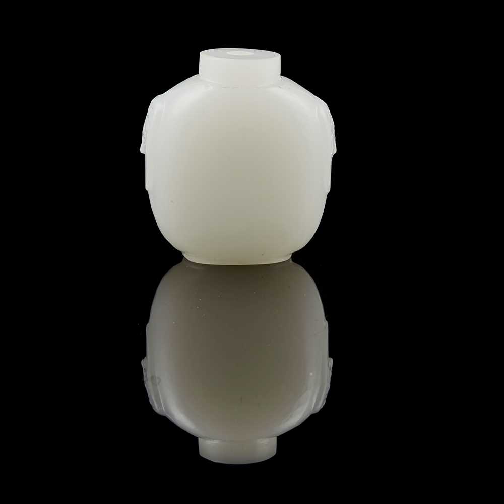 JADE-EFFECT GLASS SNUFF BOTTLE LATE QING DYNASTY - REPUBLIC PERIOD, 19TH-20TH CENTURY of traditional