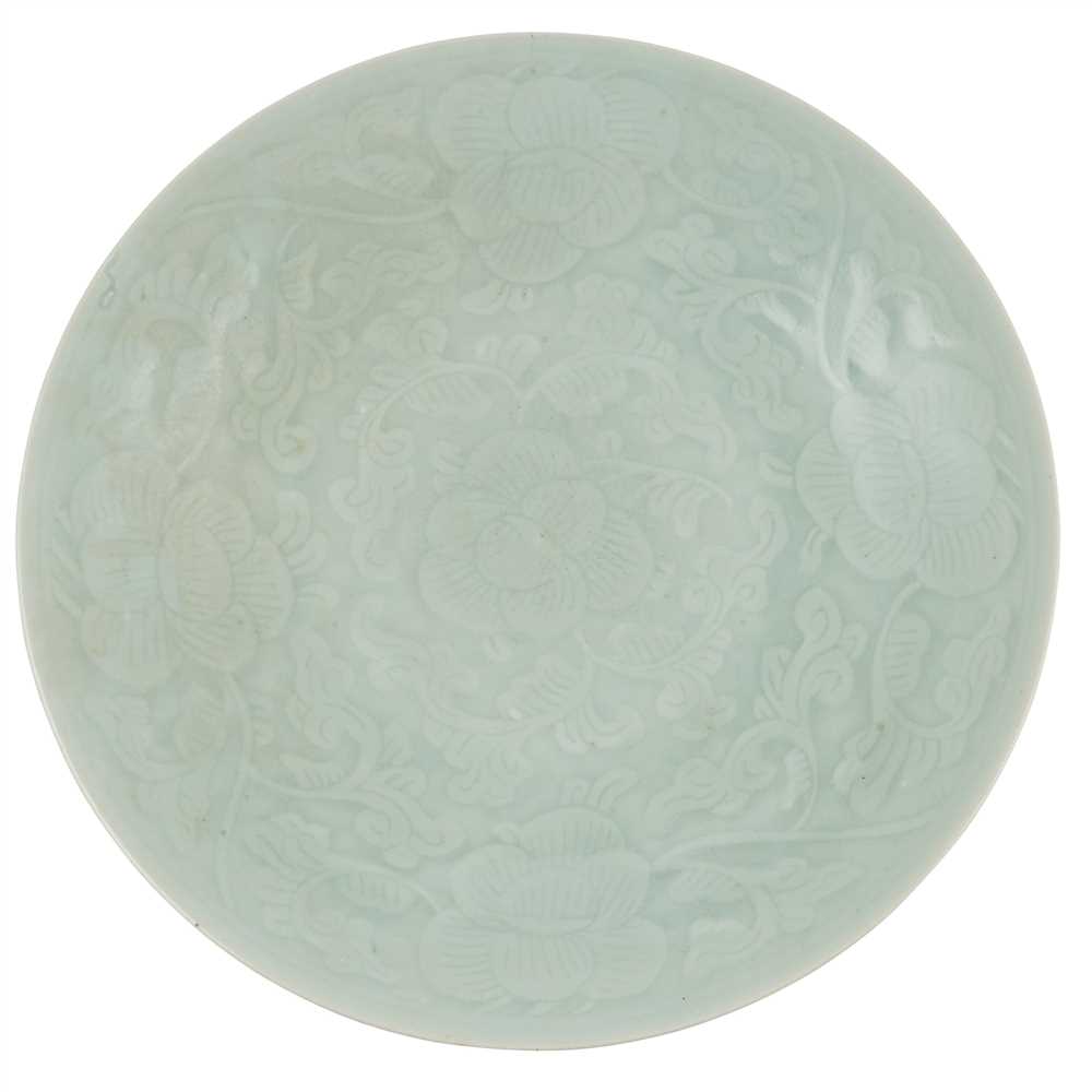 LARGE CELADON-GLAZED BOWL 20TH CENTURY of circular form with a shallow foot and crackle glaze with - Image 2 of 2