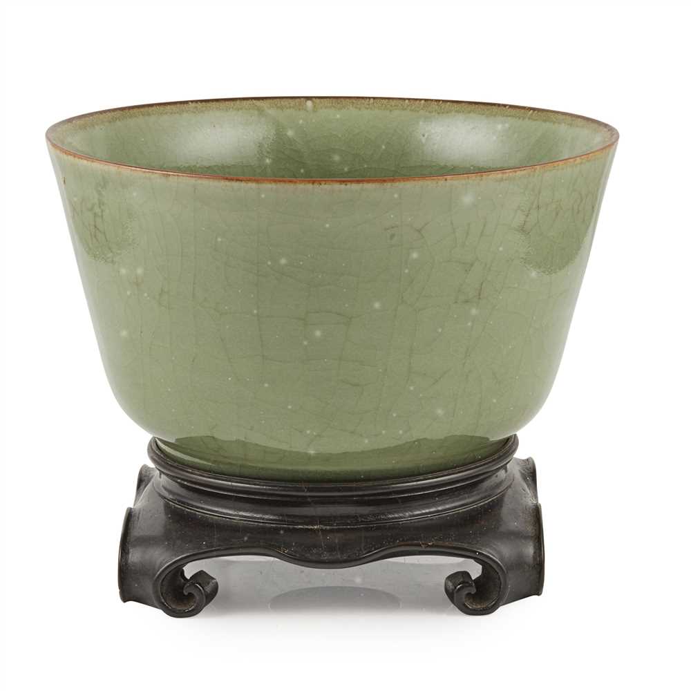 LARGE CELADON-GLAZED BOWL 20TH CENTURY of circular form with a shallow foot and crackle glaze with