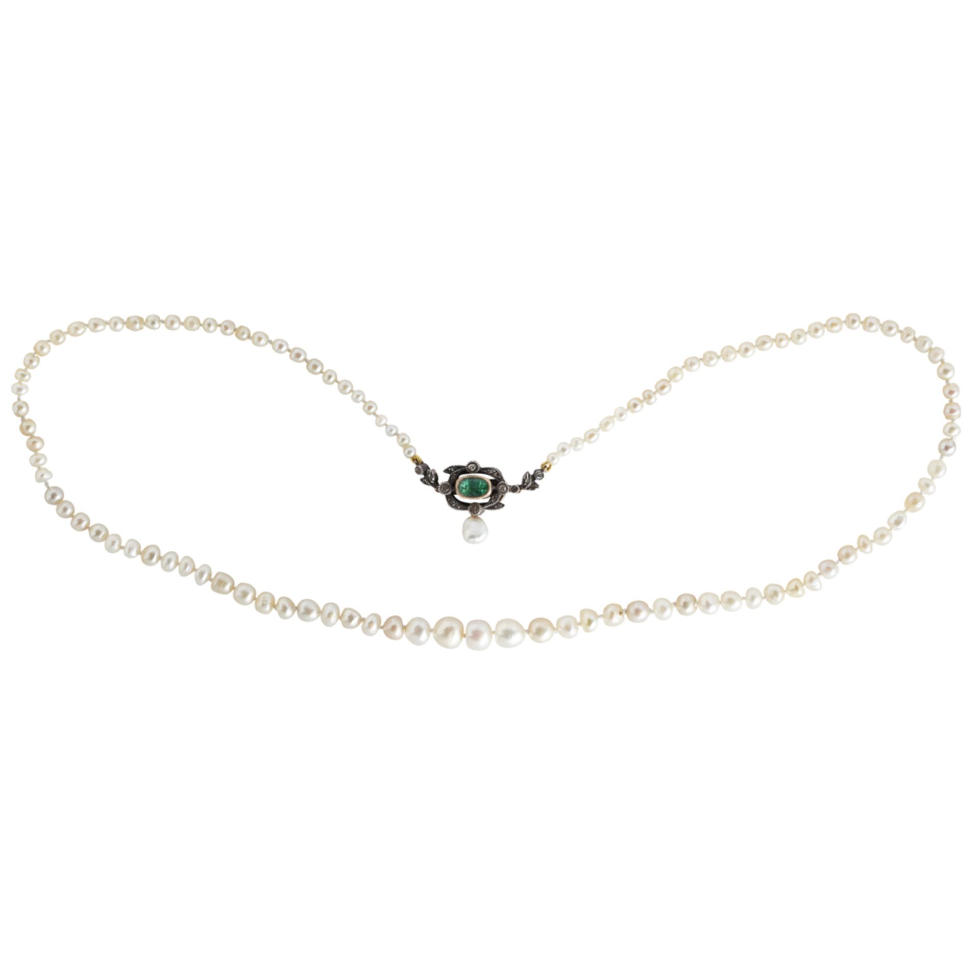 A natural pearl necklace composed of a single strand of graduated natural pearls, the clasp collet - Image 3 of 4
