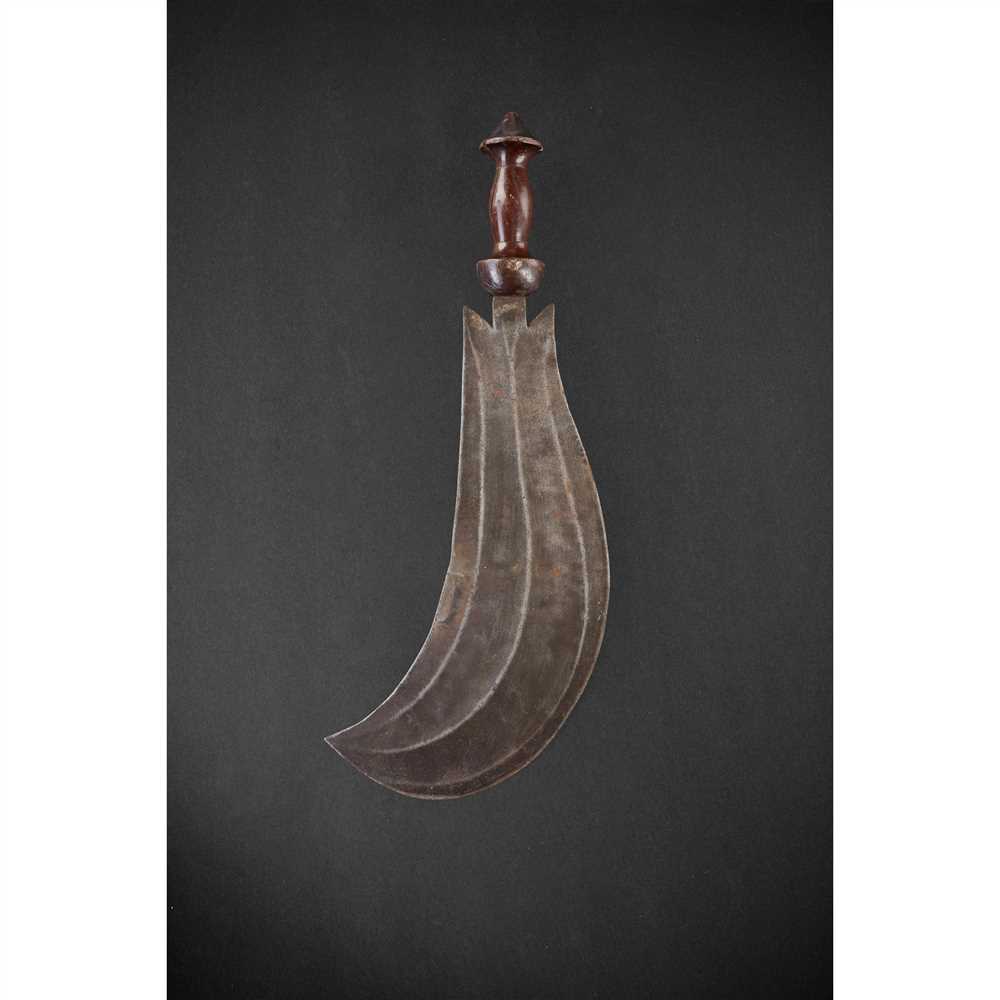 KRU SWORD LIBERIA wood and forged iron, carved handle with a broad curving blade (Dimensions: 55cm