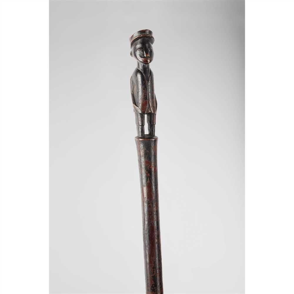 ZULU STAFF SOUTHERN AFRICA carved wood, with a finial depicting an officer in colonial dress, rich