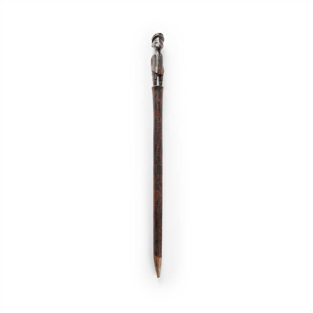 ZULU STAFF SOUTHERN AFRICA carved wood, with a finial depicting an officer in colonial dress, rich - Image 2 of 2