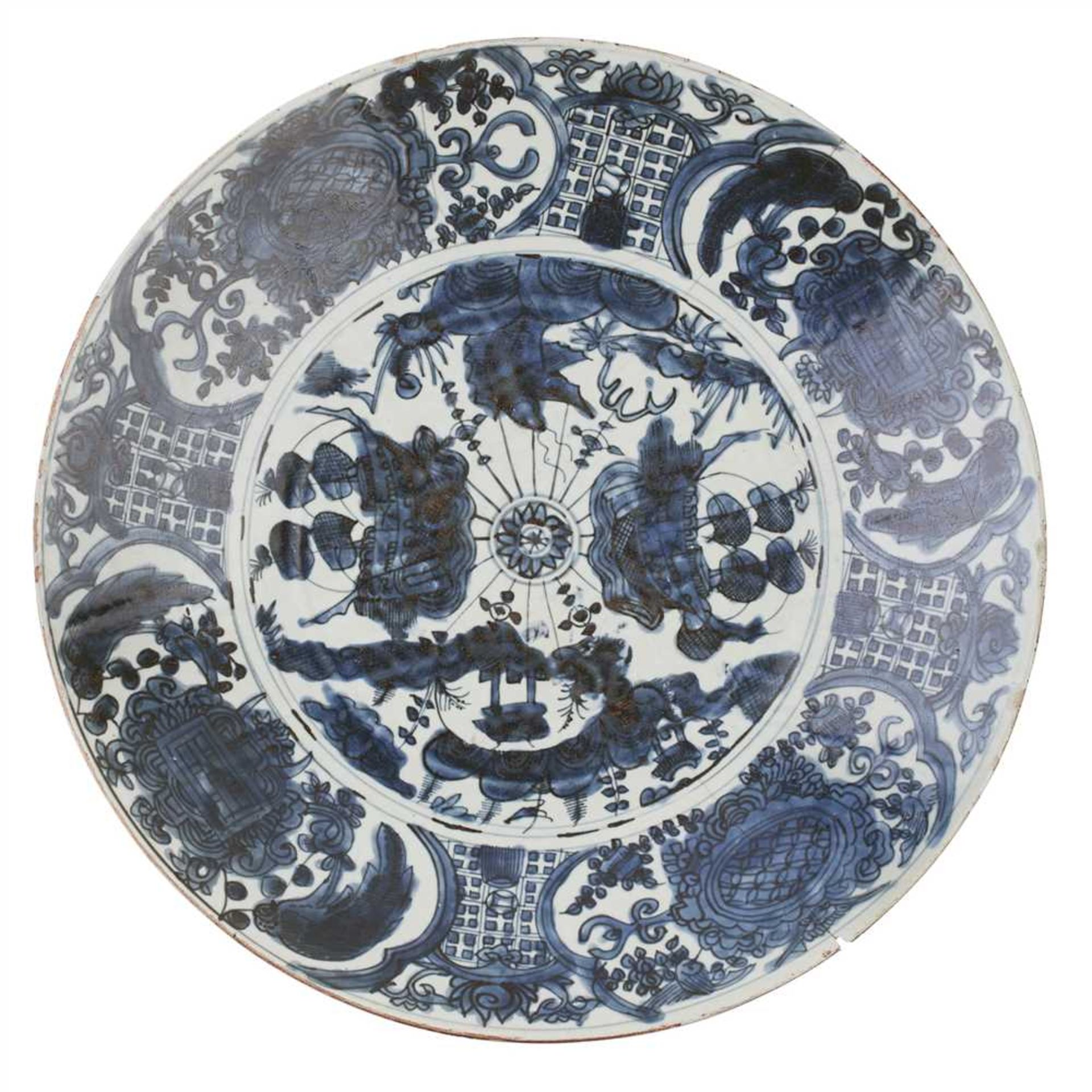 LARGE SWATOW BLUE AND WHITE CHARGER MING DYNASTY, 16TH-17TH CENTURY