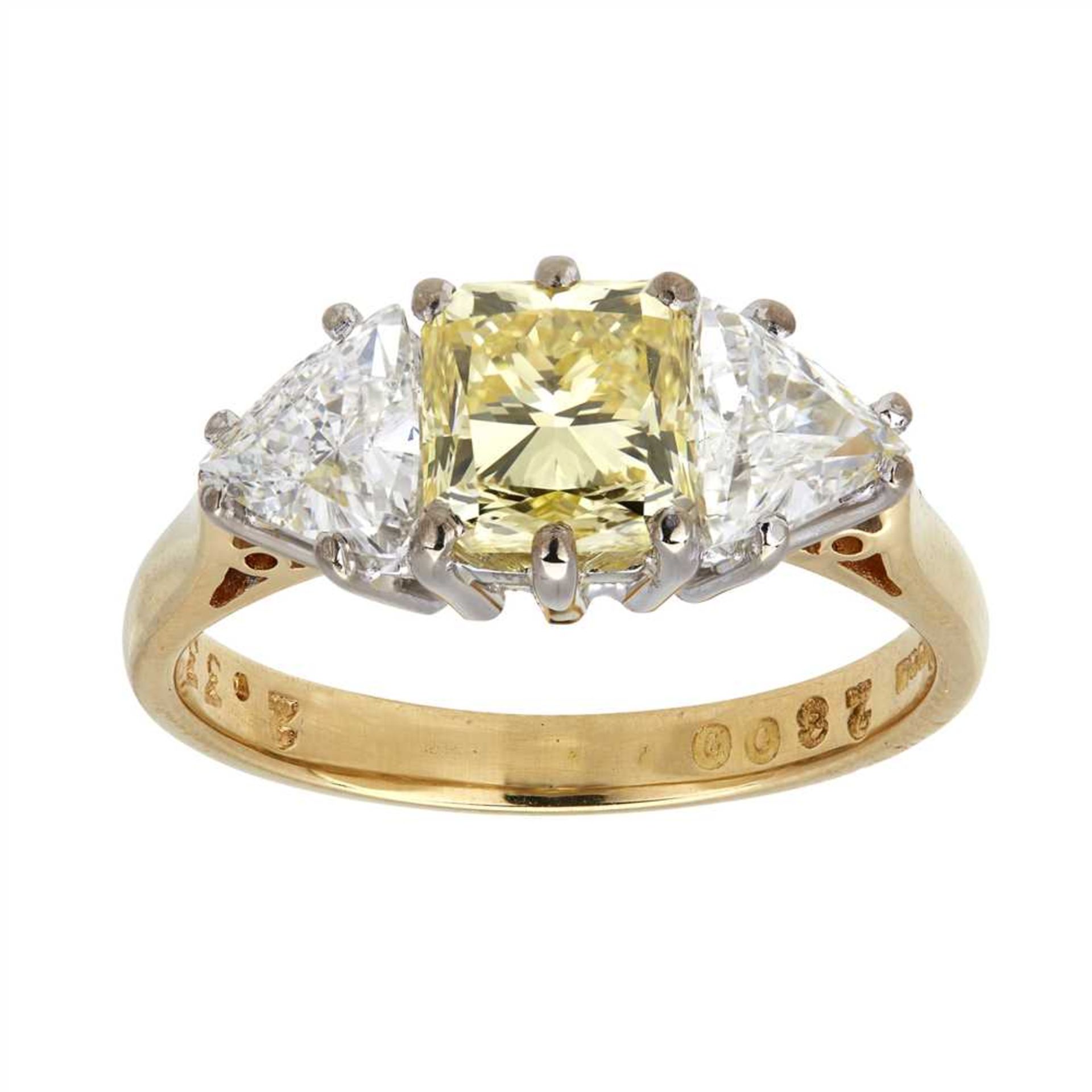 A yellow and colourless diamond set ring