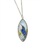 H. W. DE KONINGH SILVER & ENAMEL NAVETTE-SHAPED ‘KINGFISHER’ PENDANT, CIRCA 1910 delicately