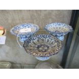 Three Oriental pedestal bowls in blue and white with scalloped edges 12cm and 13cm diameter