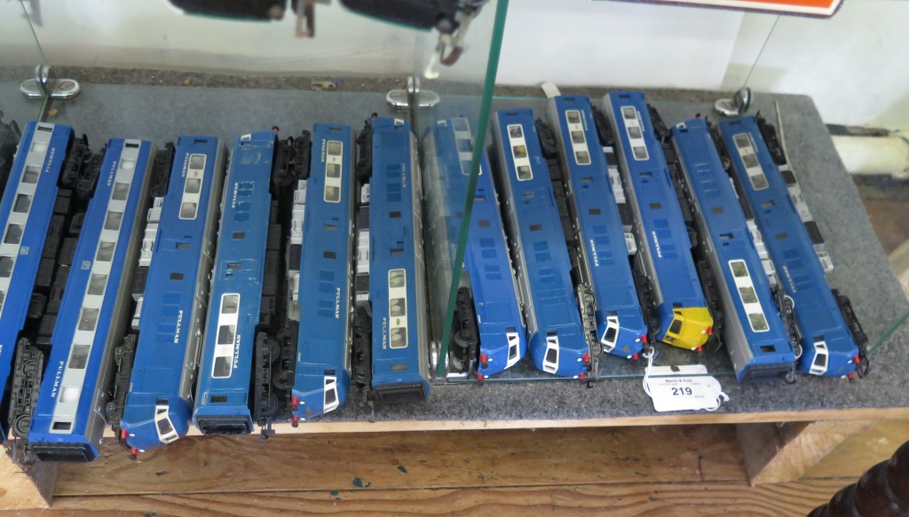 Triang: blue and grey Pullman engines and coaching stock (24) - Image 2 of 2