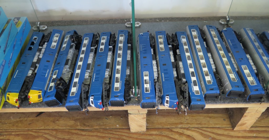 Triang: blue and grey Pullman engines and coaching stock (24)