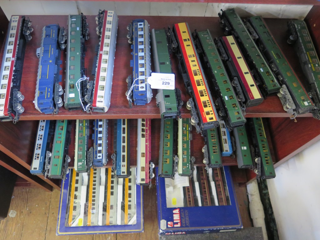 Lima: Lufthansa set in original box, a passenger set (lacks locomotive) and twenty-four assorted