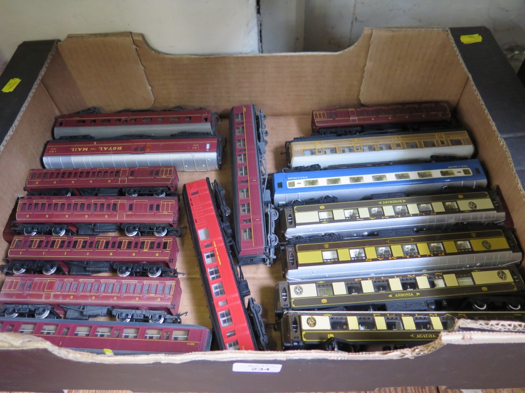 Hornby Railways: sixteen coaches including Pullmans, LMS Royal Mail and LNER 1st/3rd (16)