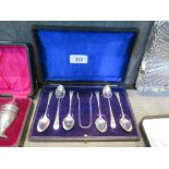A set of six silver tea spoons and matching sugar tongs in original case