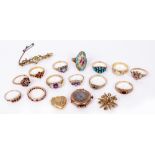 A COLLECTION OF JEWELLERY, to include dress rings, yellow metal locket, Victorian bar brooch, enamel