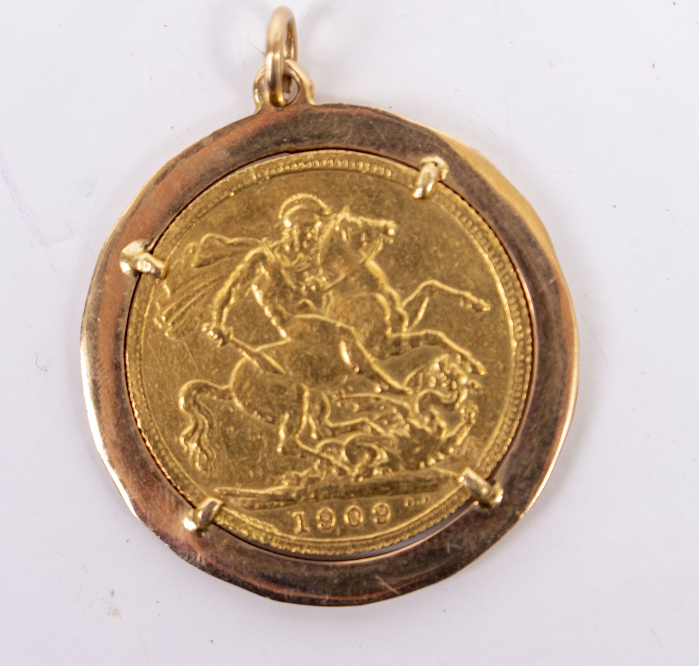 A EDWARD VII GOLD SOVEREIGN dated 1909 in an unmarked yellow metal mount, 11 grams approximately